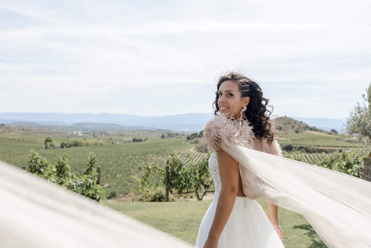 Leire, una novia preciosa con pendientes BRANDELIA