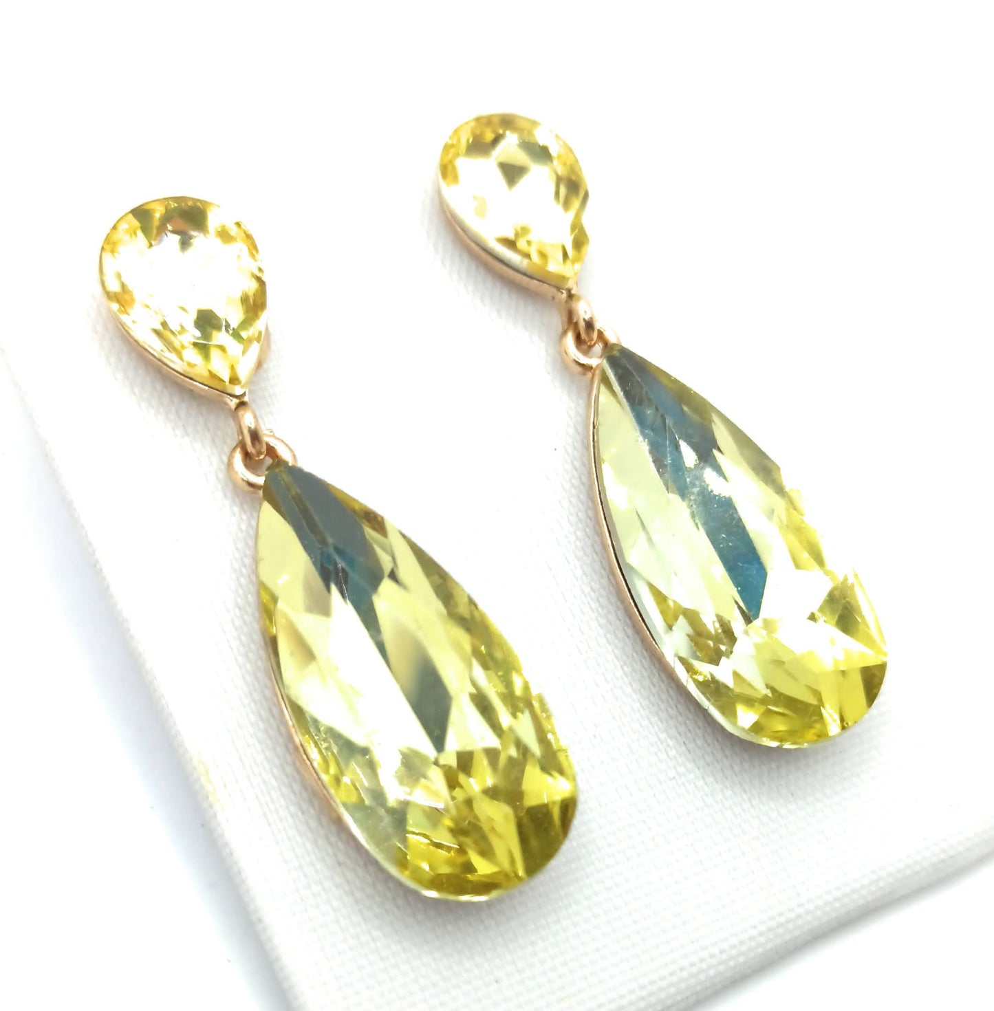 Pendientes Largos de Fiesta con Cristados – Elegancia y Brillo · Amarillo