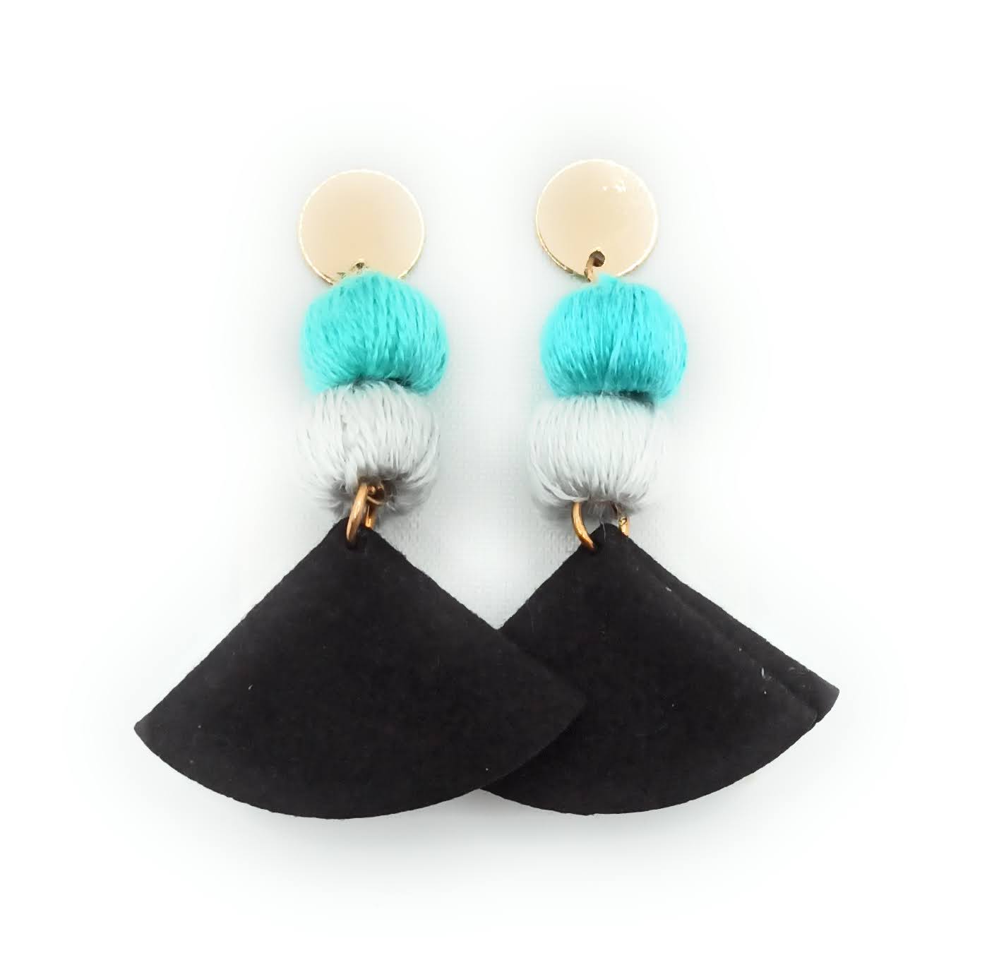 Pendientes largos y ligeros · Pompones Celeste Gris Negro