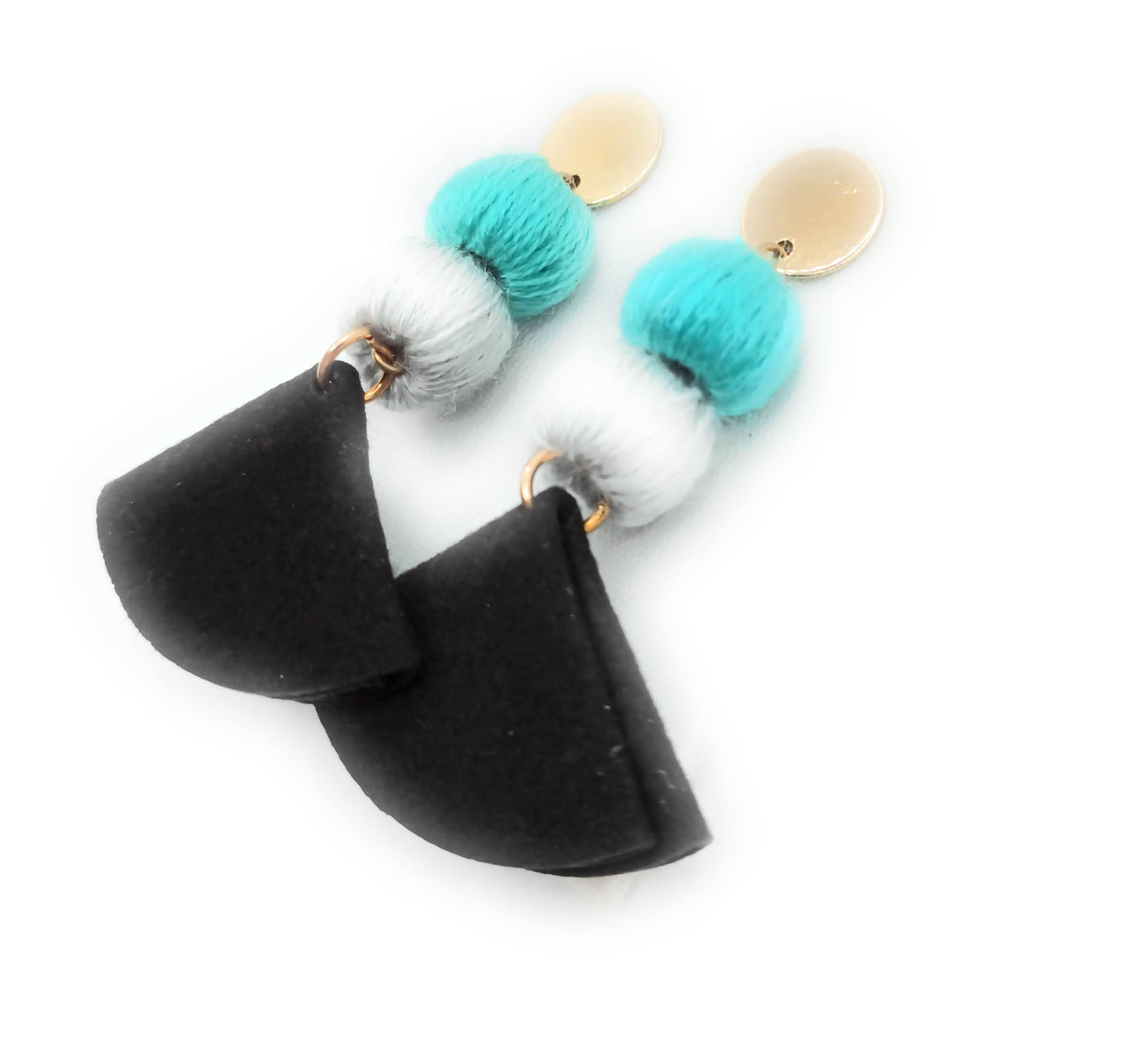 Pendientes largos y ligeros · Pompones Celeste Gris Negro