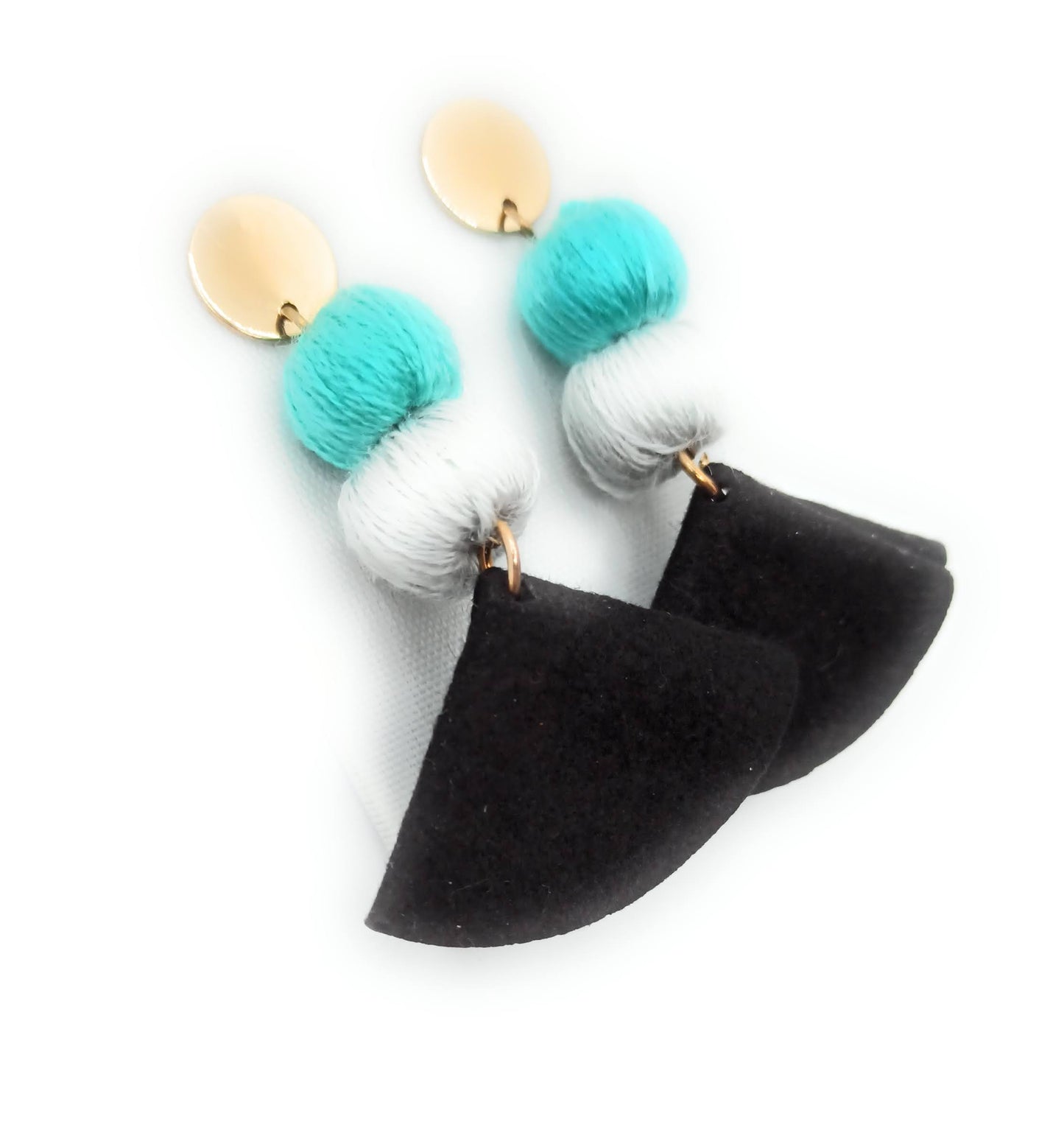 Pendientes largos y ligeros · Pompones Celeste Gris Negro