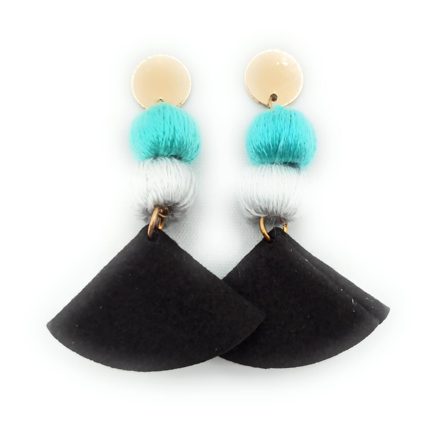 Pendientes largos y ligeros · Pompones Celeste Gris Negro