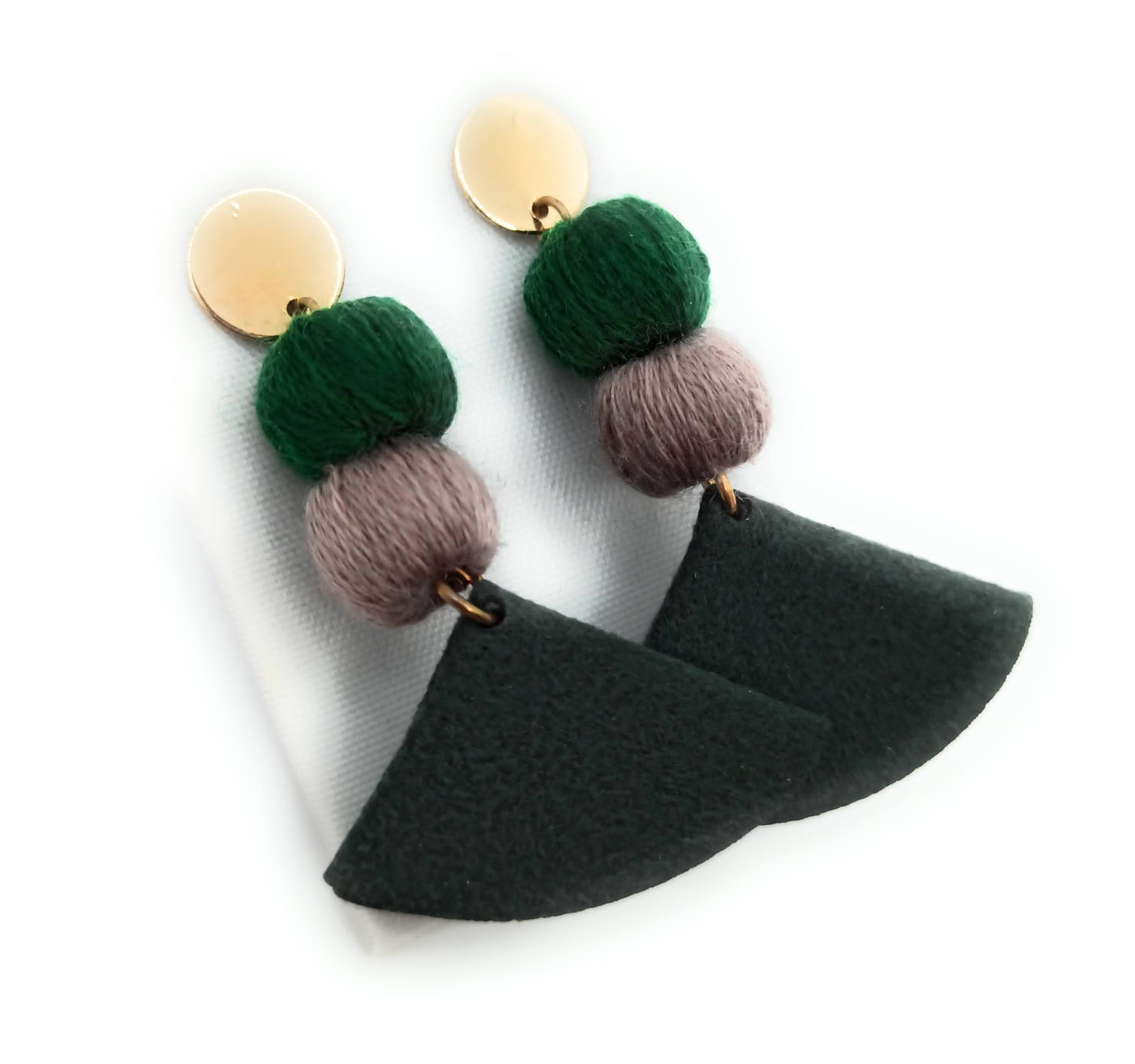 Pendientes largos y ligeros · Pompones Verde Gris