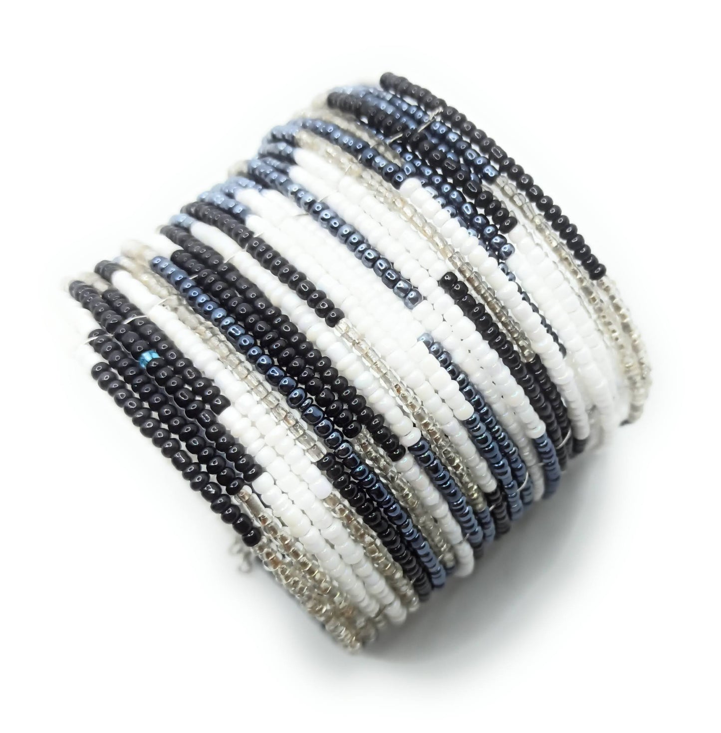 Brazalete artesanal de cuentas en espiral con alambre de metal, hecho a mano con diseño único y colorido.