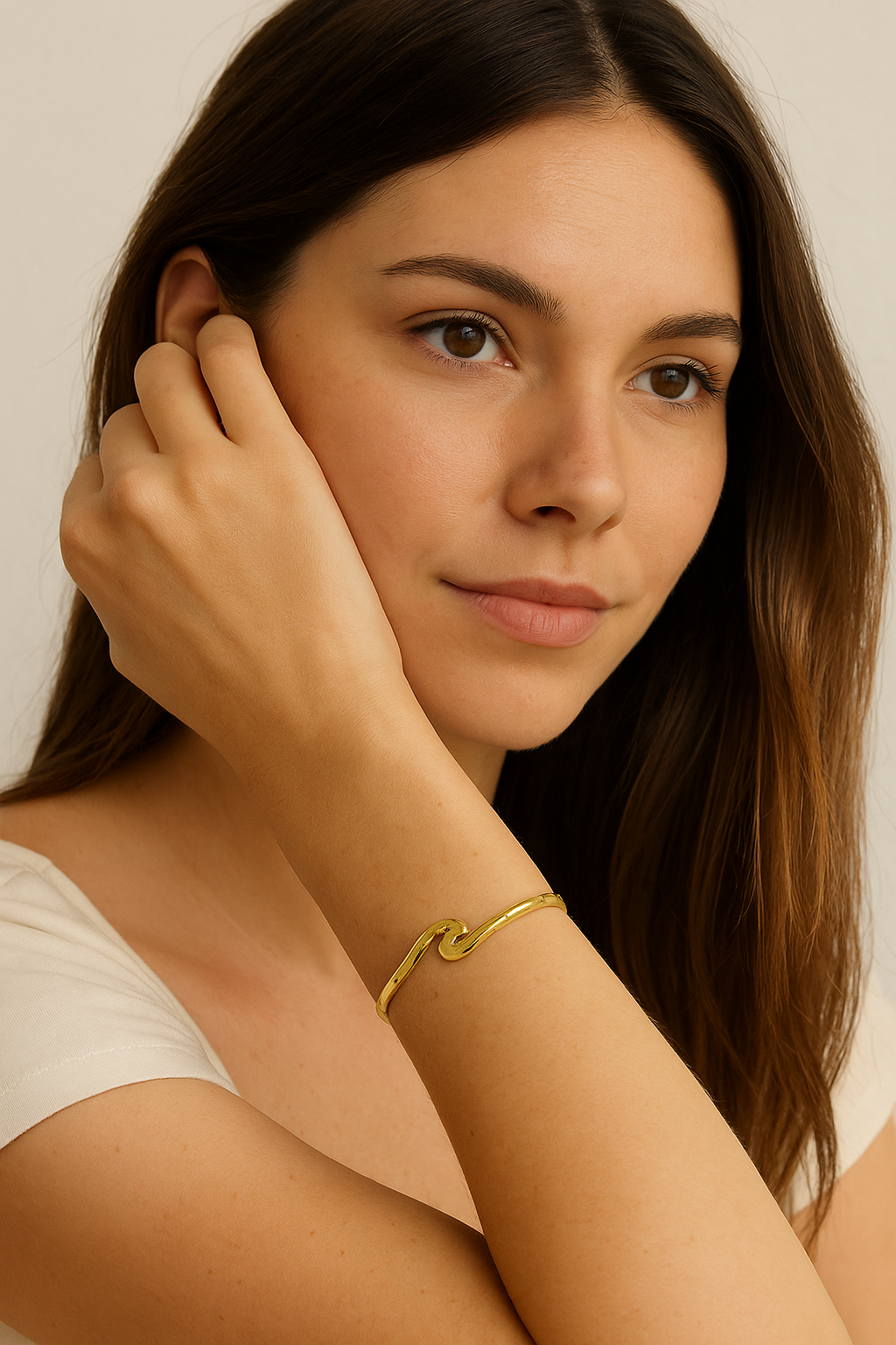 Brazalete Dorado Ola · Elegancia Natural y Brillo Sutil