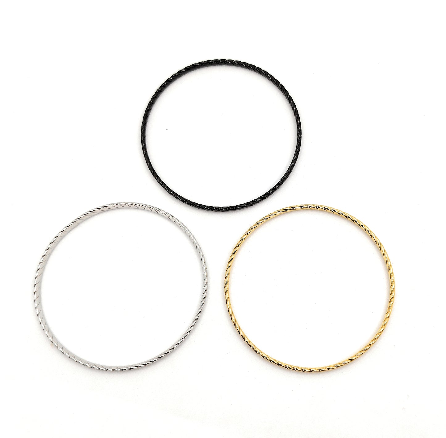 Set de 3 Pulseras Individuales Texturizadas · Oro Amarillo, Plata y Negro