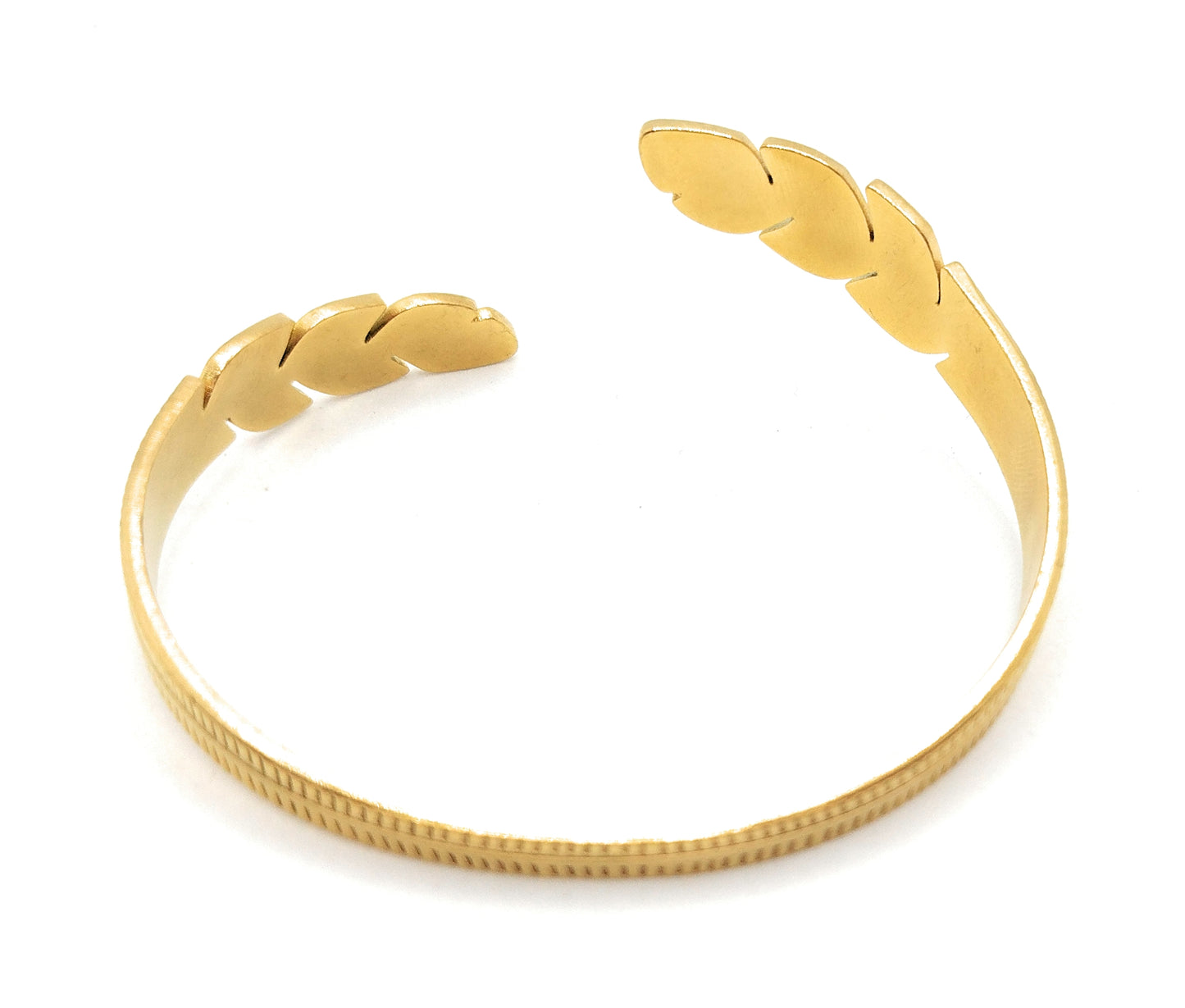 Brazalete Diseño Pluma · Oro Brillo Sútil