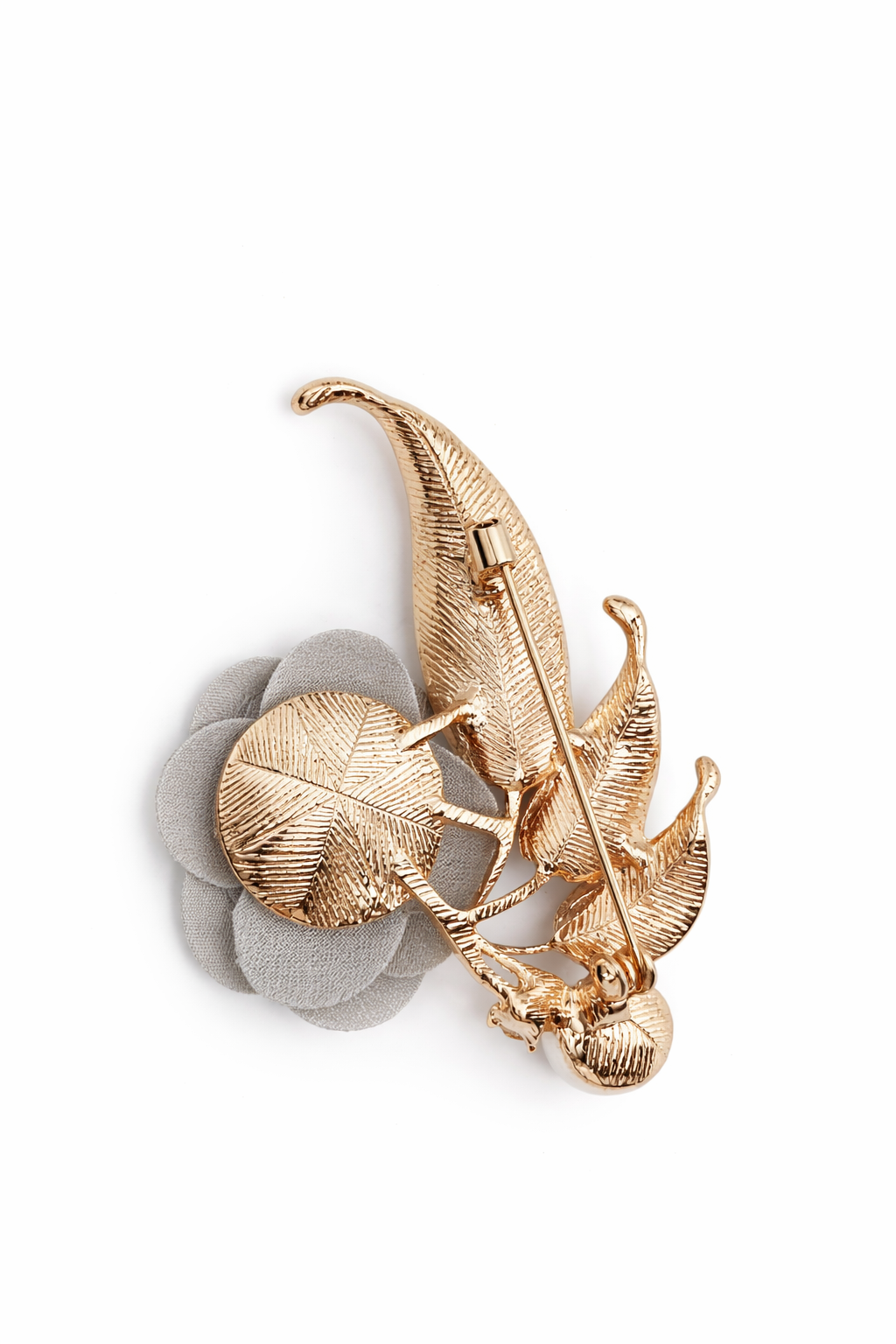 Broche dorado de hojas con flor de tela gris y cristal blanco, circonitas brillantes y perla