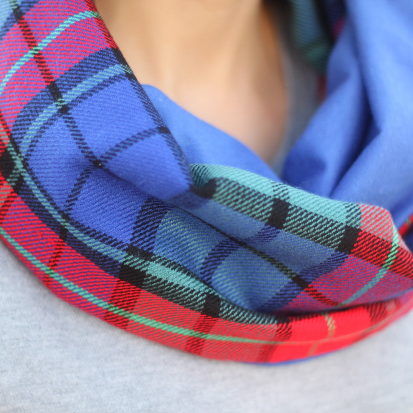 Bufanda Cuello Reversible · Cuadrados Multicolor / Azul