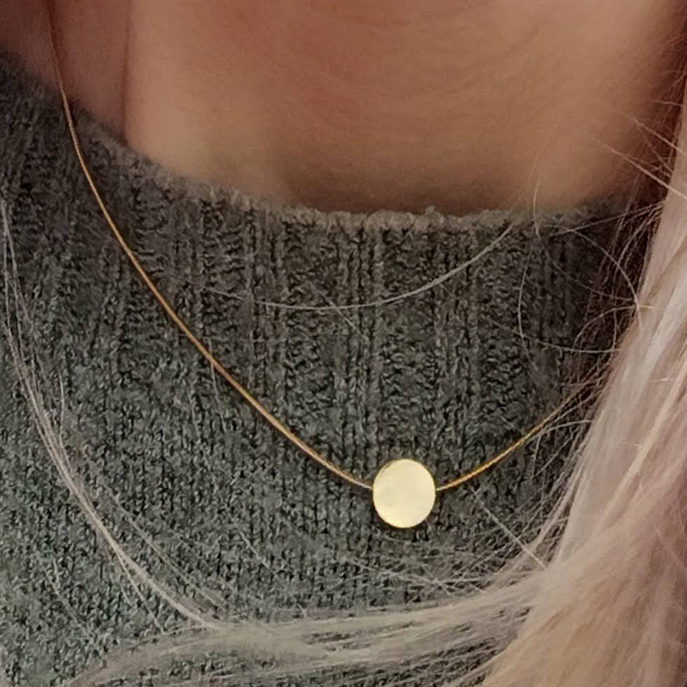 Collar Corto Dorado · Círculo