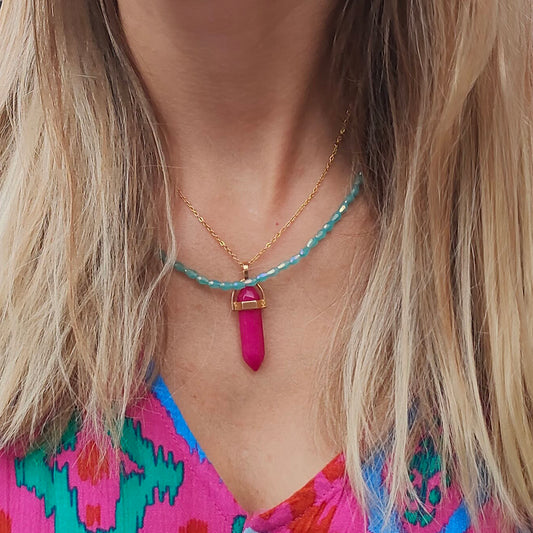 Péndulo Hexagonal de Piedra Semipreciosa Natural con Collar Corto Dorado · Jade Fucsia (últimas unidades!)