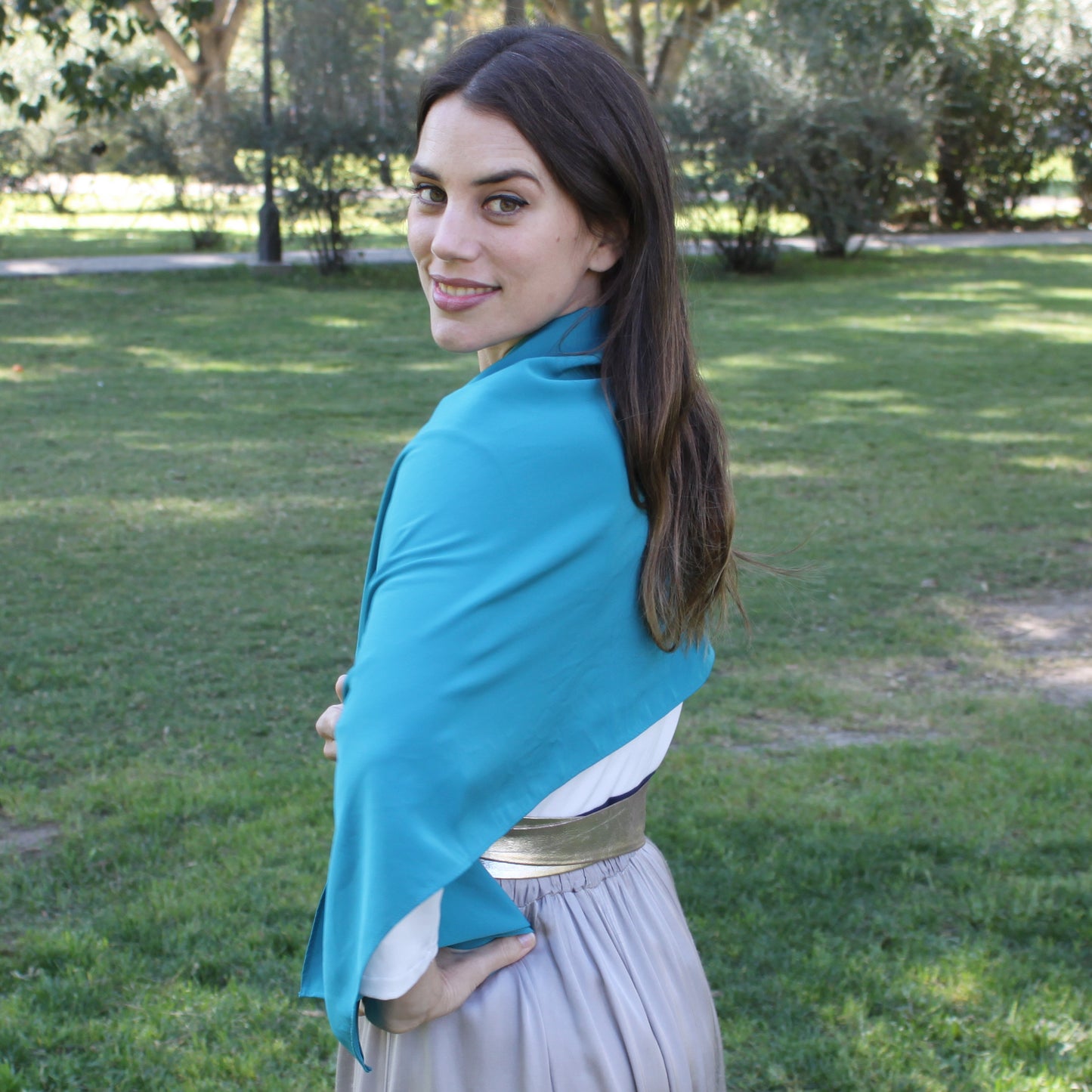 Chal de Fiesta Crepe de Seda – Elegancia Artesanal Hecha en Sevilla · Esmeralda (50x150cm)