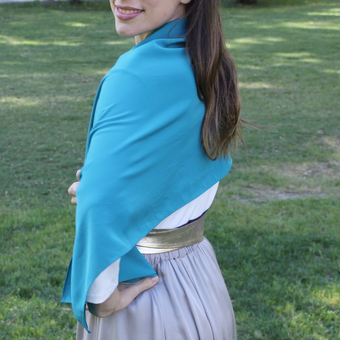 Chal de Fiesta Crepe de Seda – Elegancia Artesanal Hecha en Sevilla · Esmeralda (50x150cm)