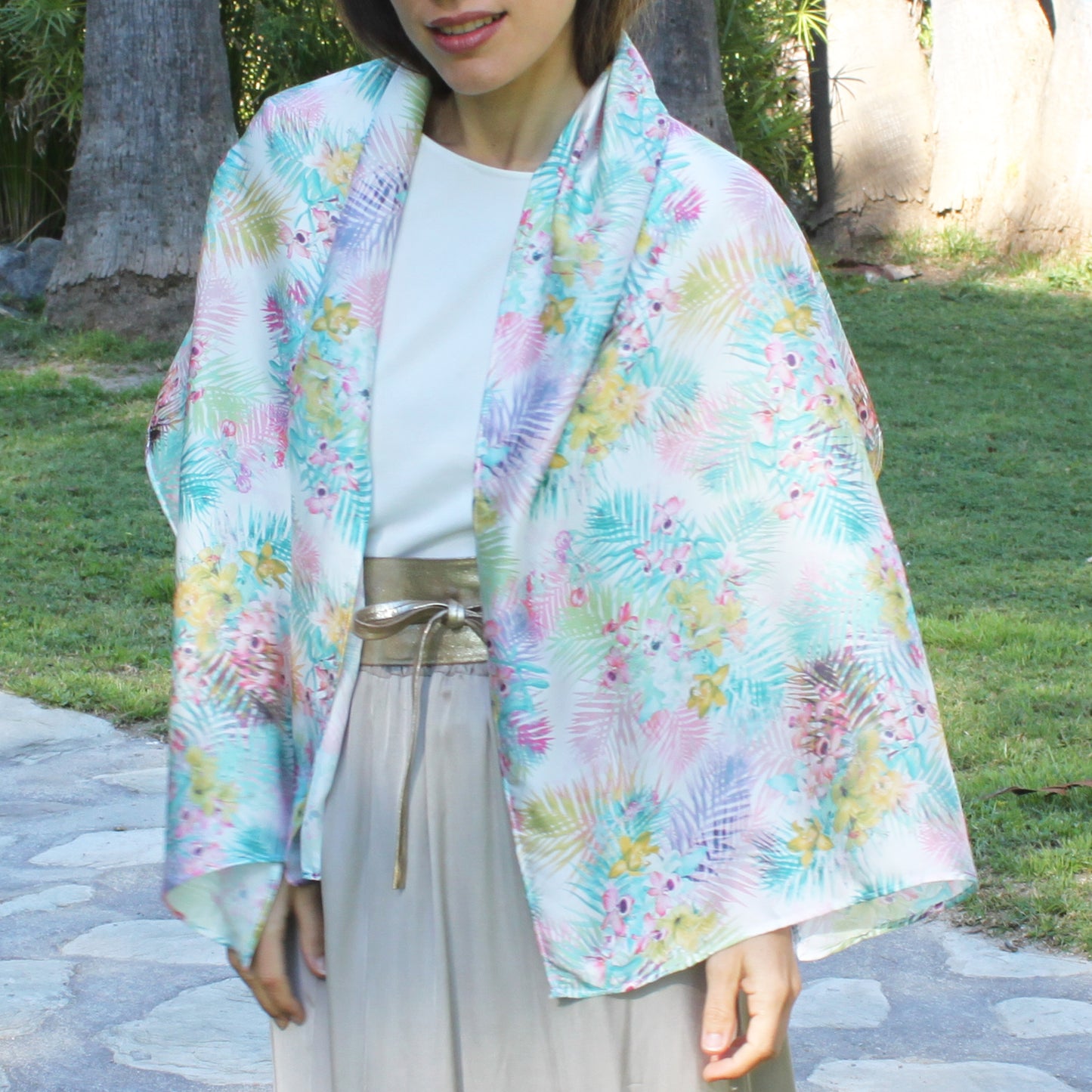 Chal Estola Satinado Floral – Elegancia Artesanal Hecha en Sevilla · Orquídea (50x150cm)