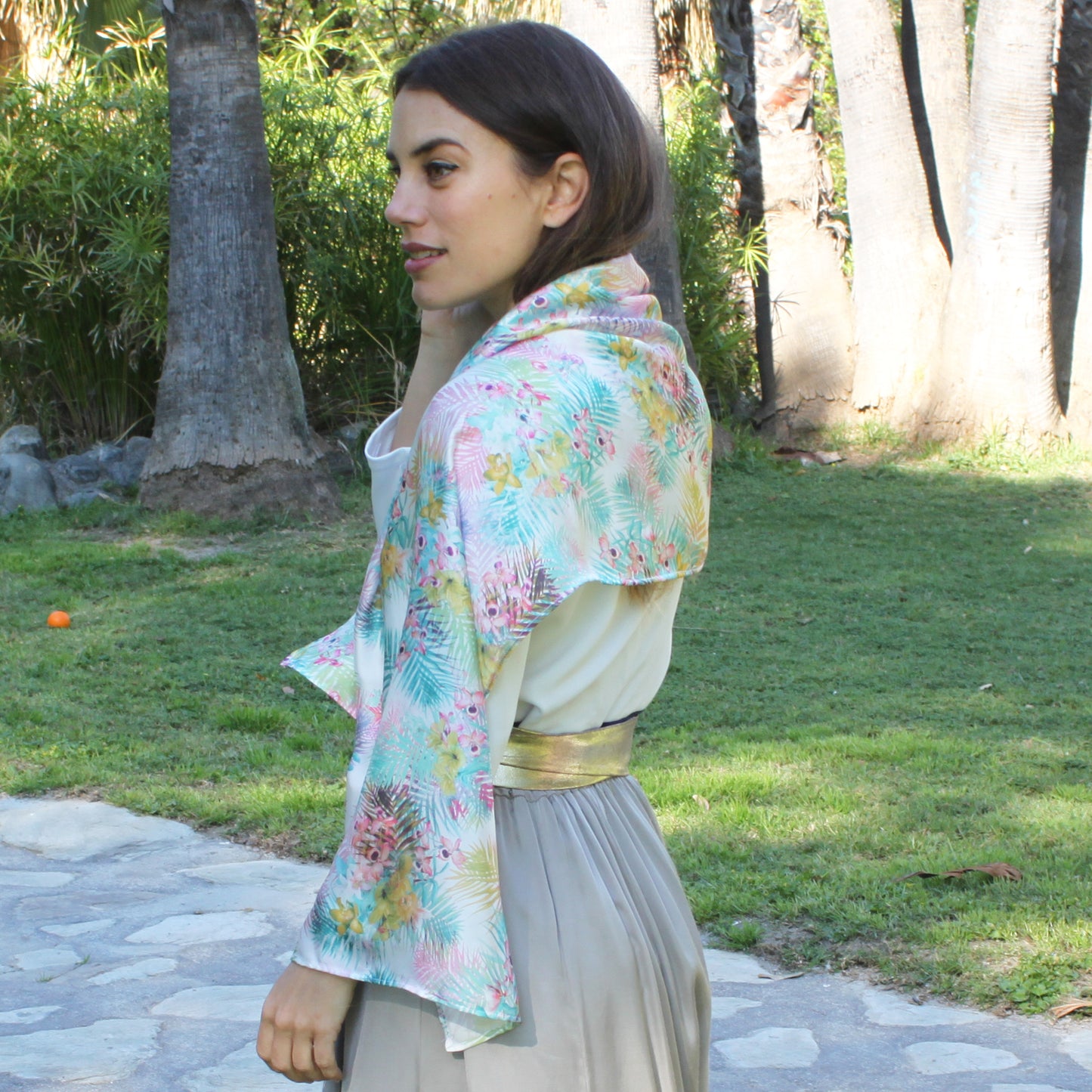 Chal Estola Satinado Floral – Elegancia Artesanal Hecha en Sevilla · Orquídea (50x150cm)