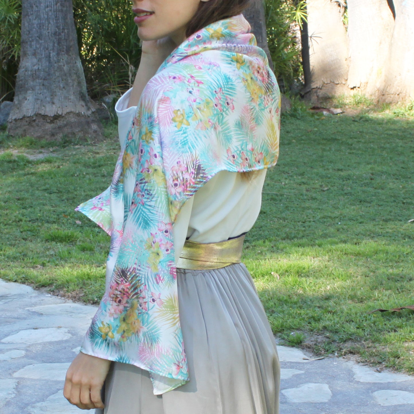 Chal Estola Satinado Floral – Elegancia Artesanal Hecha en Sevilla · Orquídea (50x150cm)