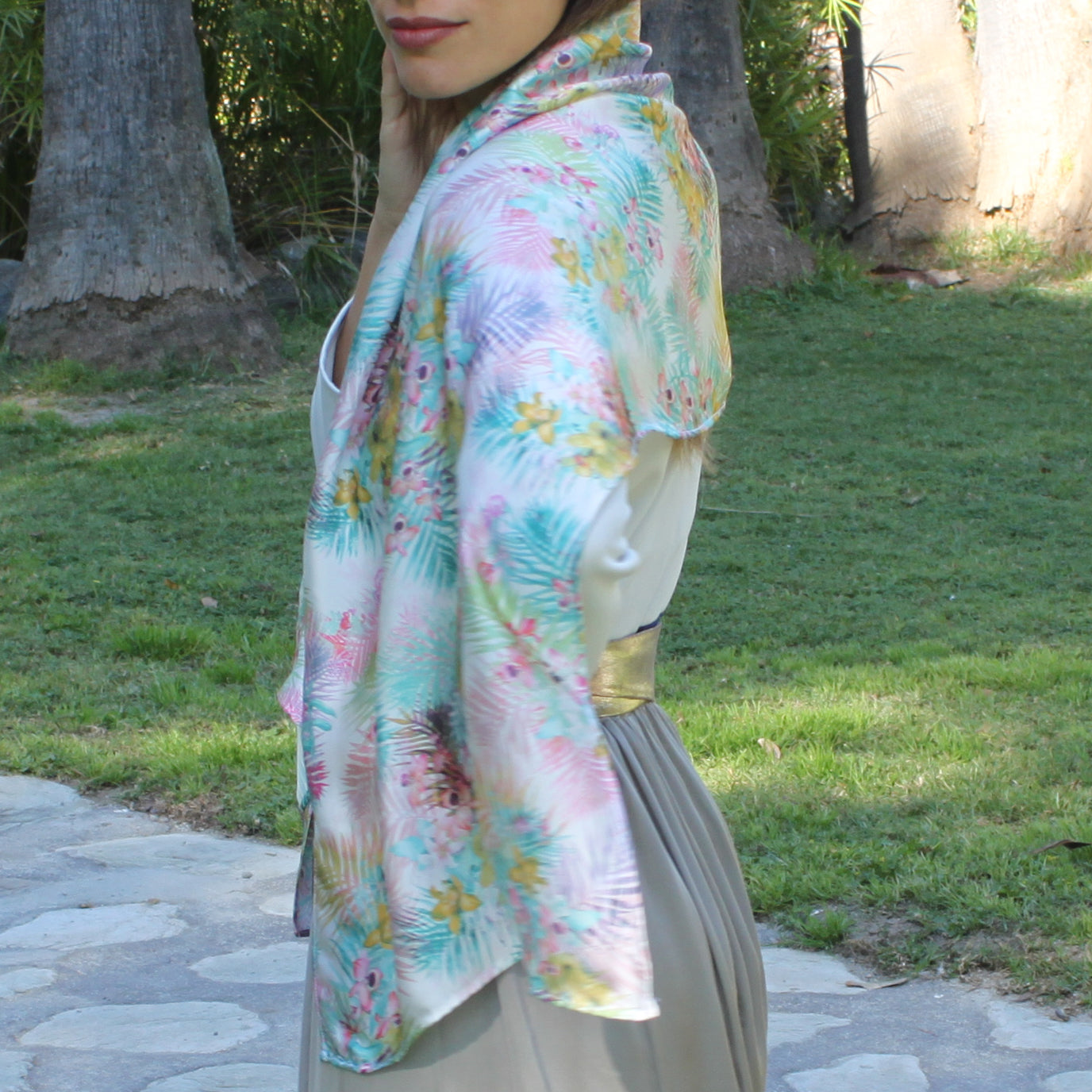 Chal Estola Satinado Floral – Elegancia Artesanal Hecha en Sevilla · Orquídea (50x150cm)