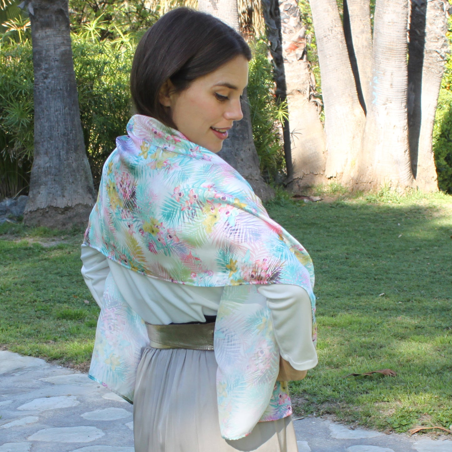 Chal Estola Satinado Floral – Elegancia Artesanal Hecha en Sevilla · Orquídea (50x150cm)