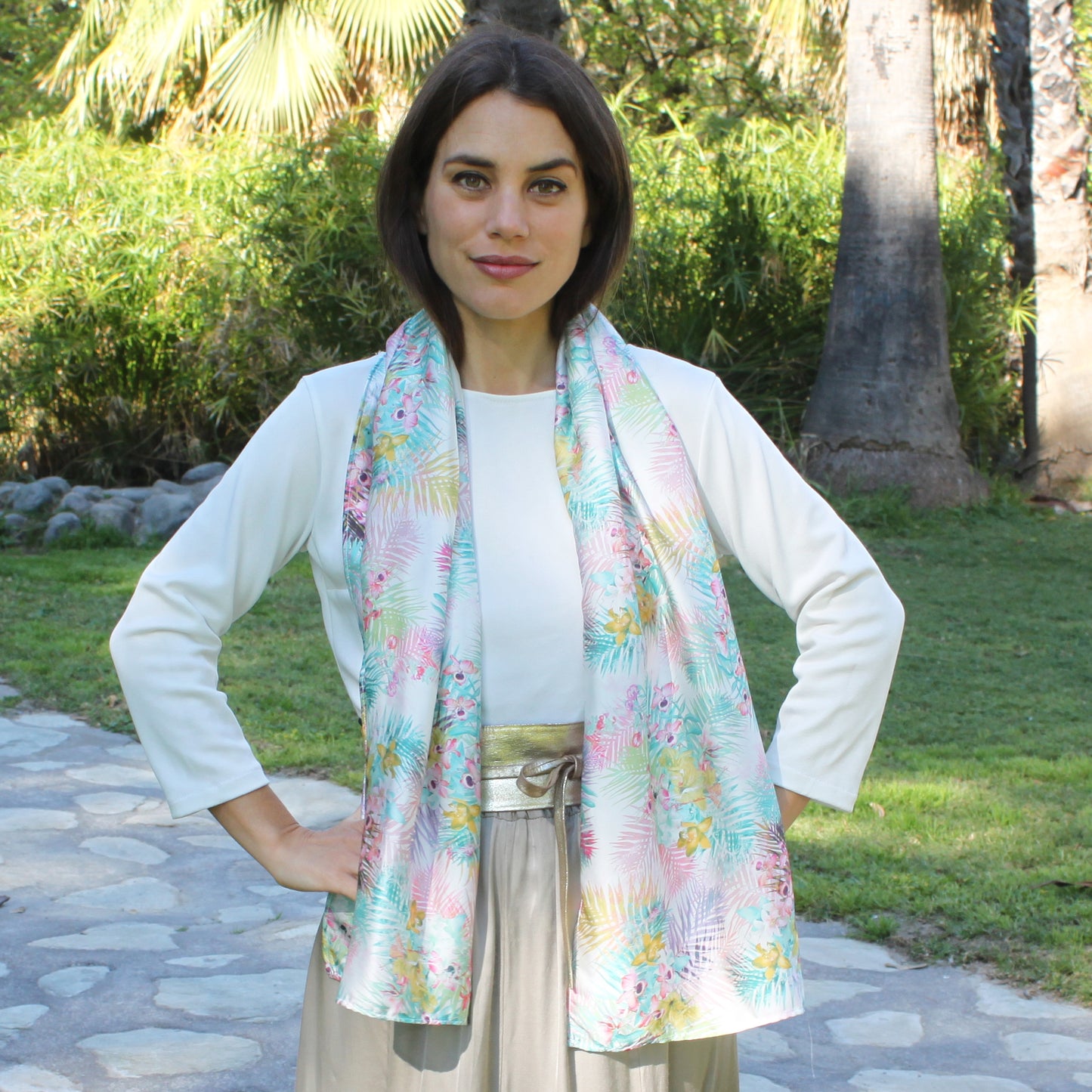 Chal Estola Satinado Floral – Elegancia Artesanal Hecha en Sevilla · Orquídea (50x150cm)