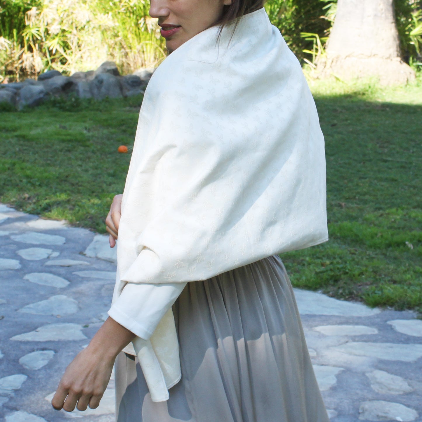 Chal Estola Jacquard Blanco Roto Reversible – Exclusividad y Elegancia (50x150cm) · Blanco Roto