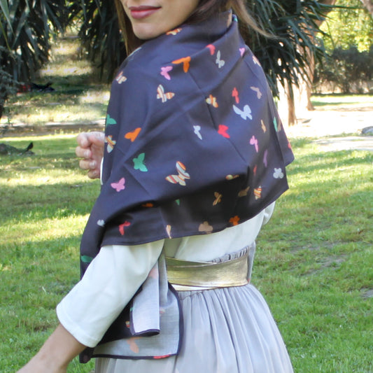 Chal Estola Satinado Negro con Mariposas – Hecho a Mano en Sevilla · Negro Estampado Mariposas (50x150cm)
