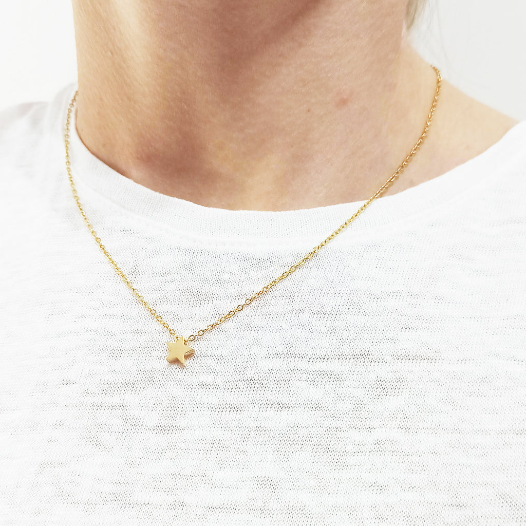 Collar Corto Cadenita Dorada · Estrella 3D