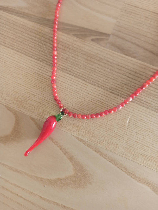 Collar Corto de Cuentas con Colgante de Chili – Tendencia y Estilo