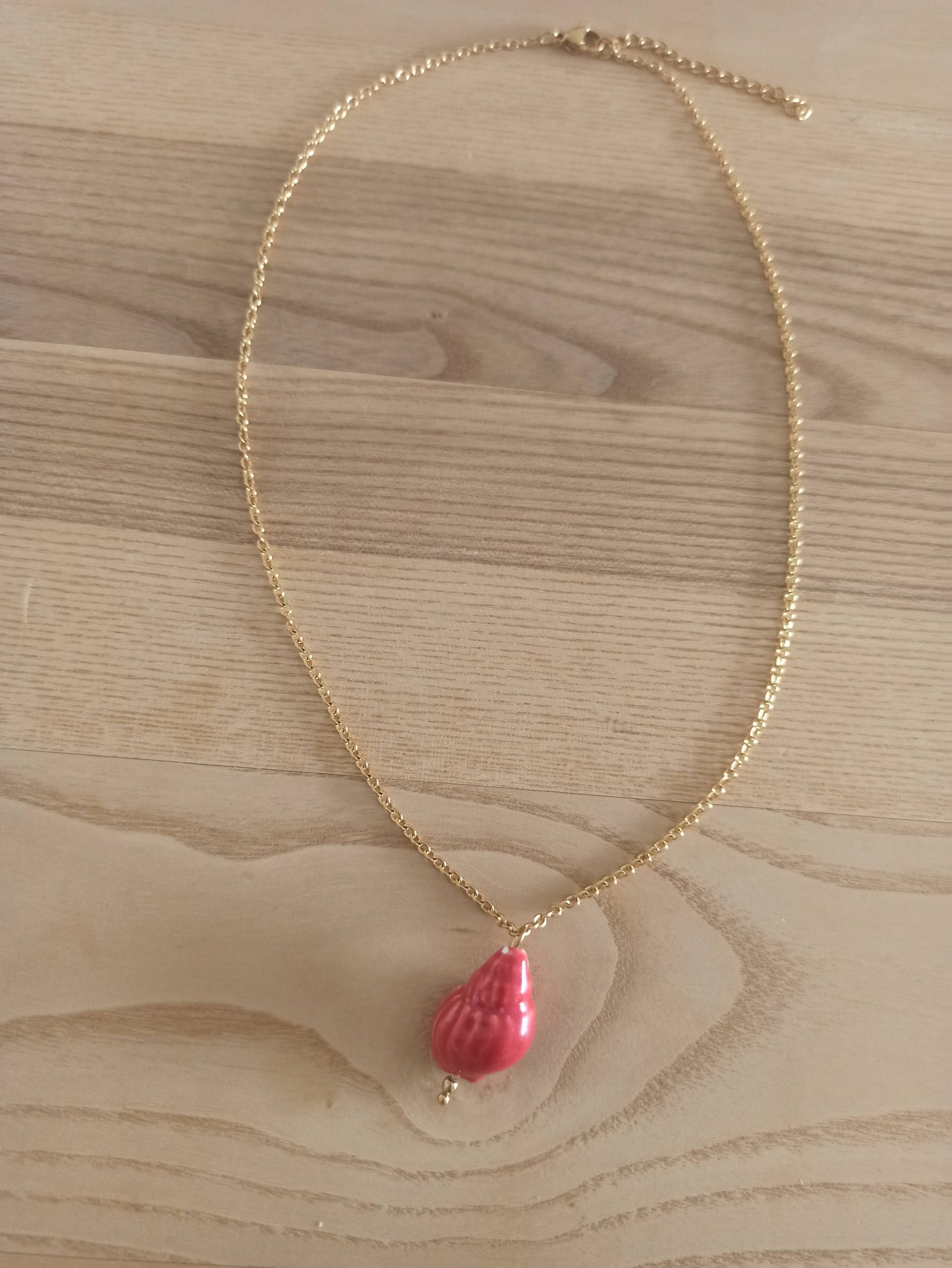 Collar Corto Dorado con Colgante · Concha de Cerámica