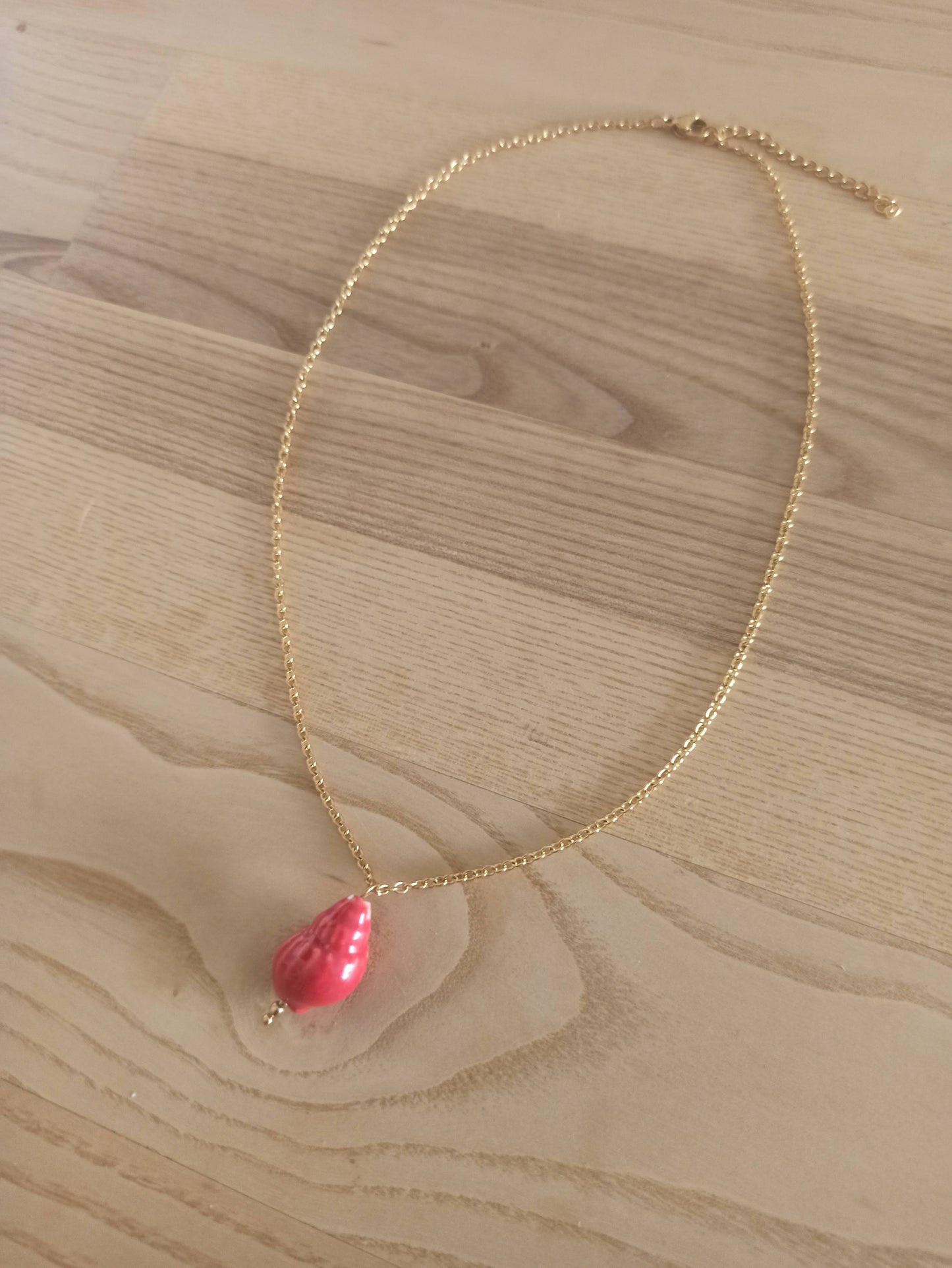 Collar Corto Dorado con Colgante · Concha de Cerámica
