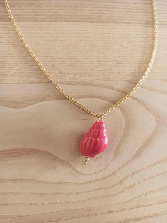 Collar Corto Dorado con Colgante · Concha de Cerámica