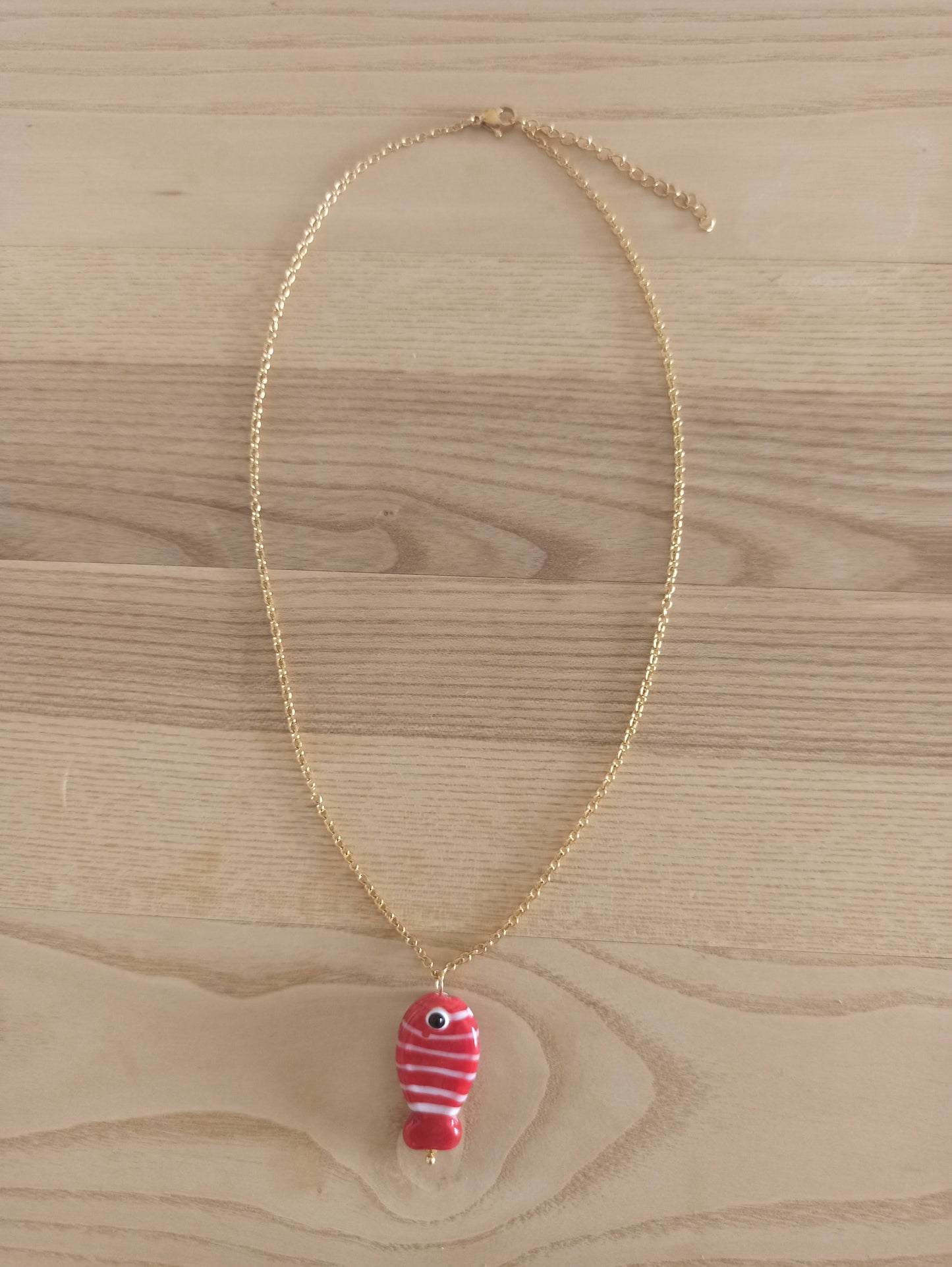 Collar Corto Dorado con Colgante · Pez de Cristal Artesanal