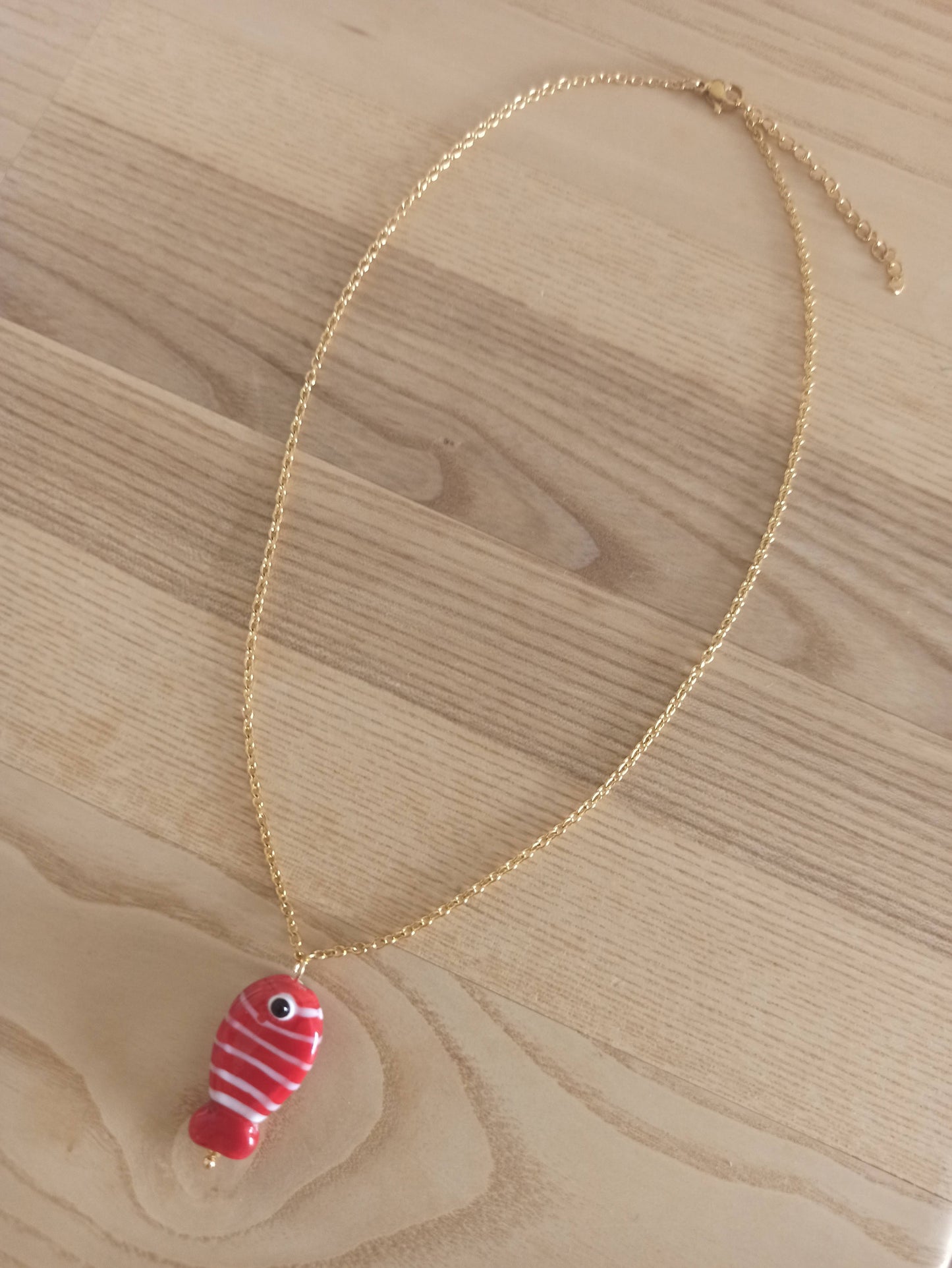 Collar Corto Dorado con Colgante · Pez de Cristal Artesanal