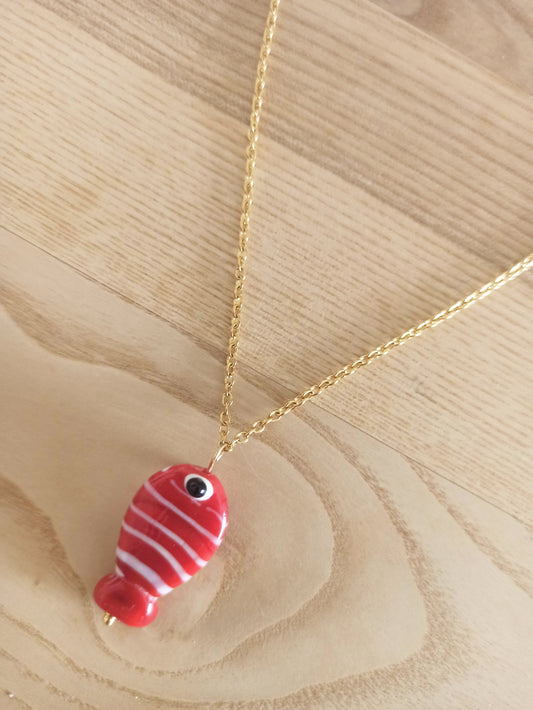 Collar Corto Dorado con Colgante · Pez de Cristal Artesanal