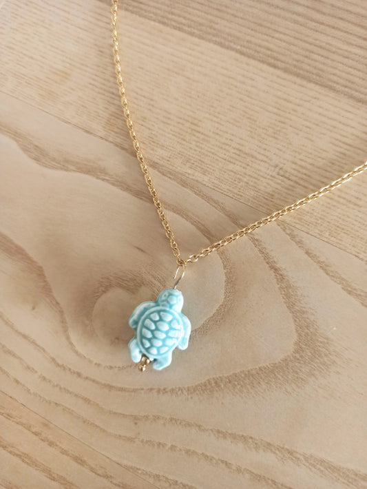 Collar Corto Dorado con Colgante · Tortuga de Cerámica