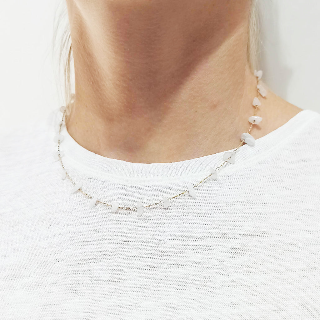 Collar Corto Piedras Semipreciosas · Oro Blanco