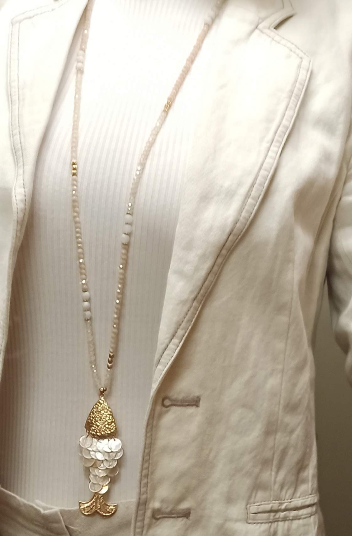 Collar largo de cristal con colgante de pez dorado – edición exclusiva (última unidad!) Color beis