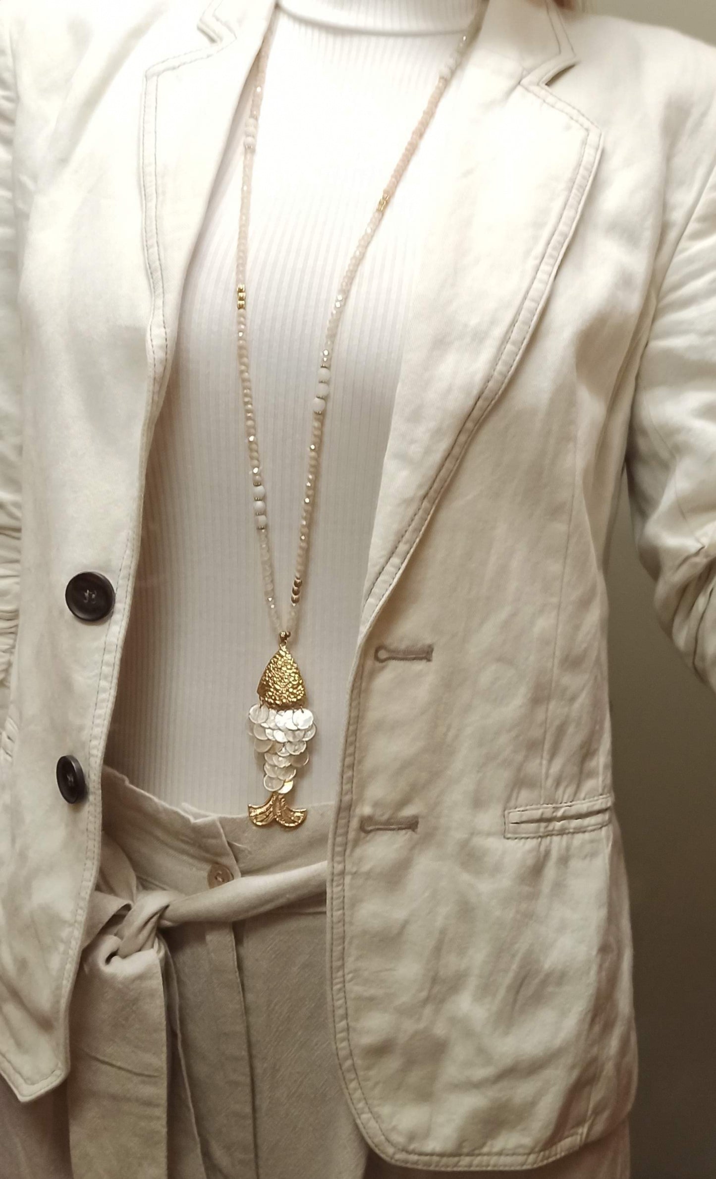 Collar largo de cristal con colgante de pez dorado – edición exclusiva (última unidad!) Color beis