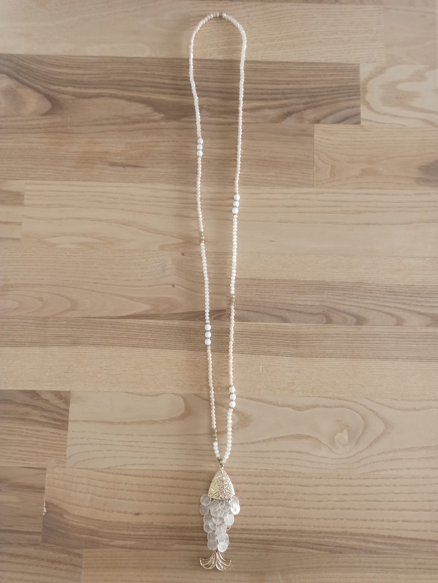 Collar largo de cristal con colgante de pez dorado – Edición exclusiva Color Blanco