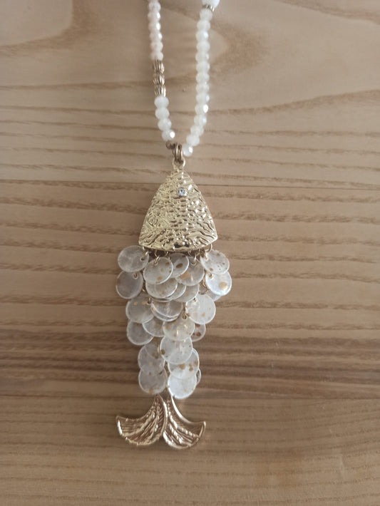 Collar largo de cristal con colgante de pez dorado – Edición exclusiva Color Blanco