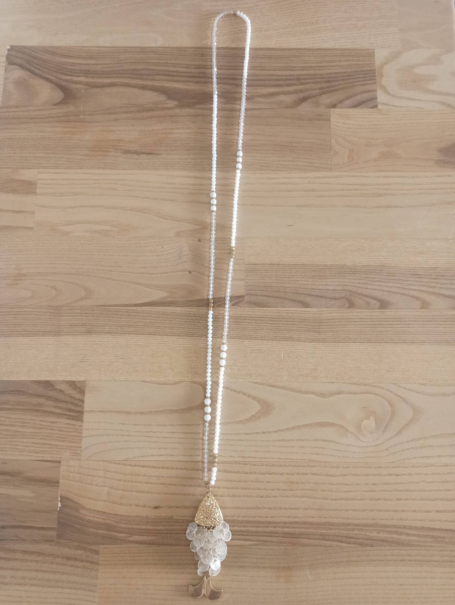 Collar largo de cristal con colgante de pez dorado – Edición exclusiva Color Blanco
