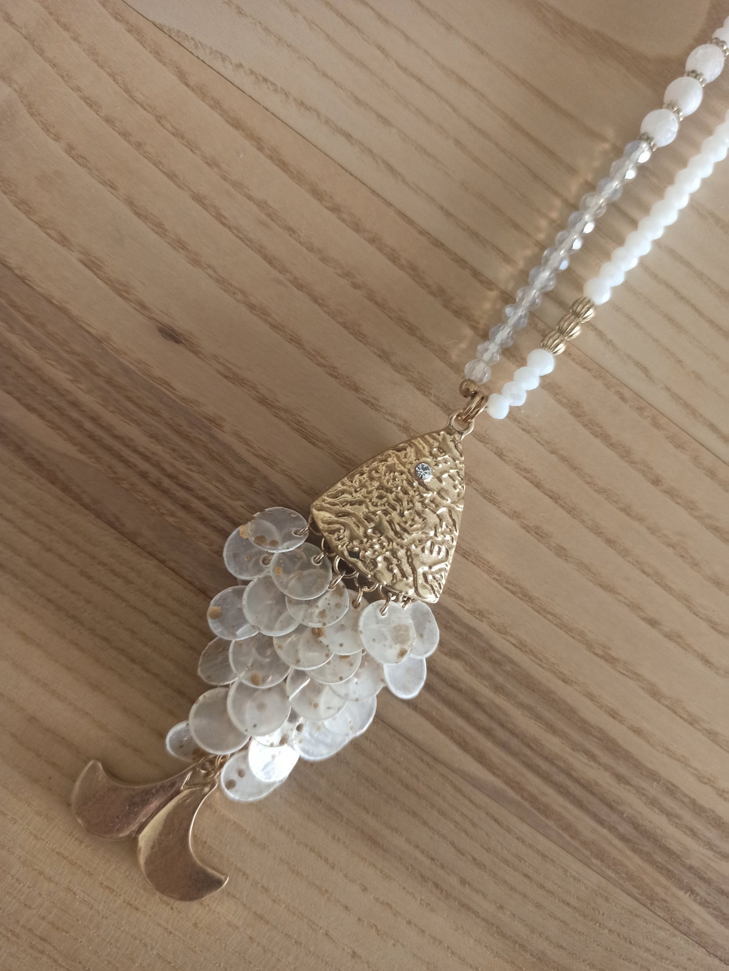 Collar largo de cristal con colgante de pez dorado – Edición exclusiva Color Blanco