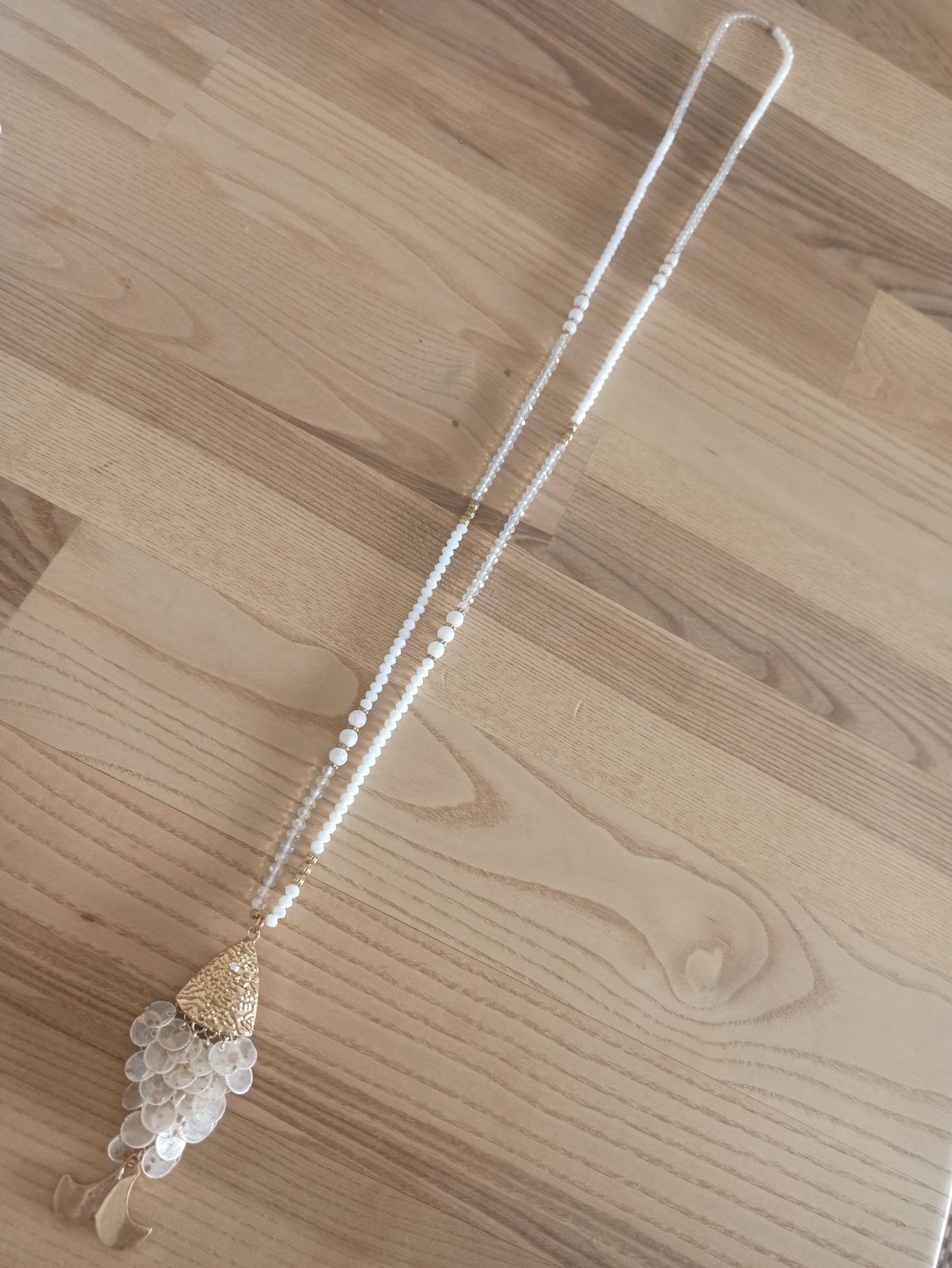 Collar largo de cristal con colgante de pez dorado – Edición exclusiva Color Blanco