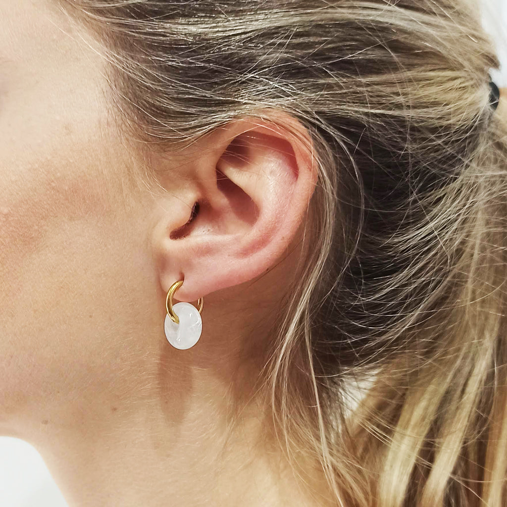 Pendientes de Aro con Colgante Blanco · Aro Dorado Piedra Semipreciosa Blanca