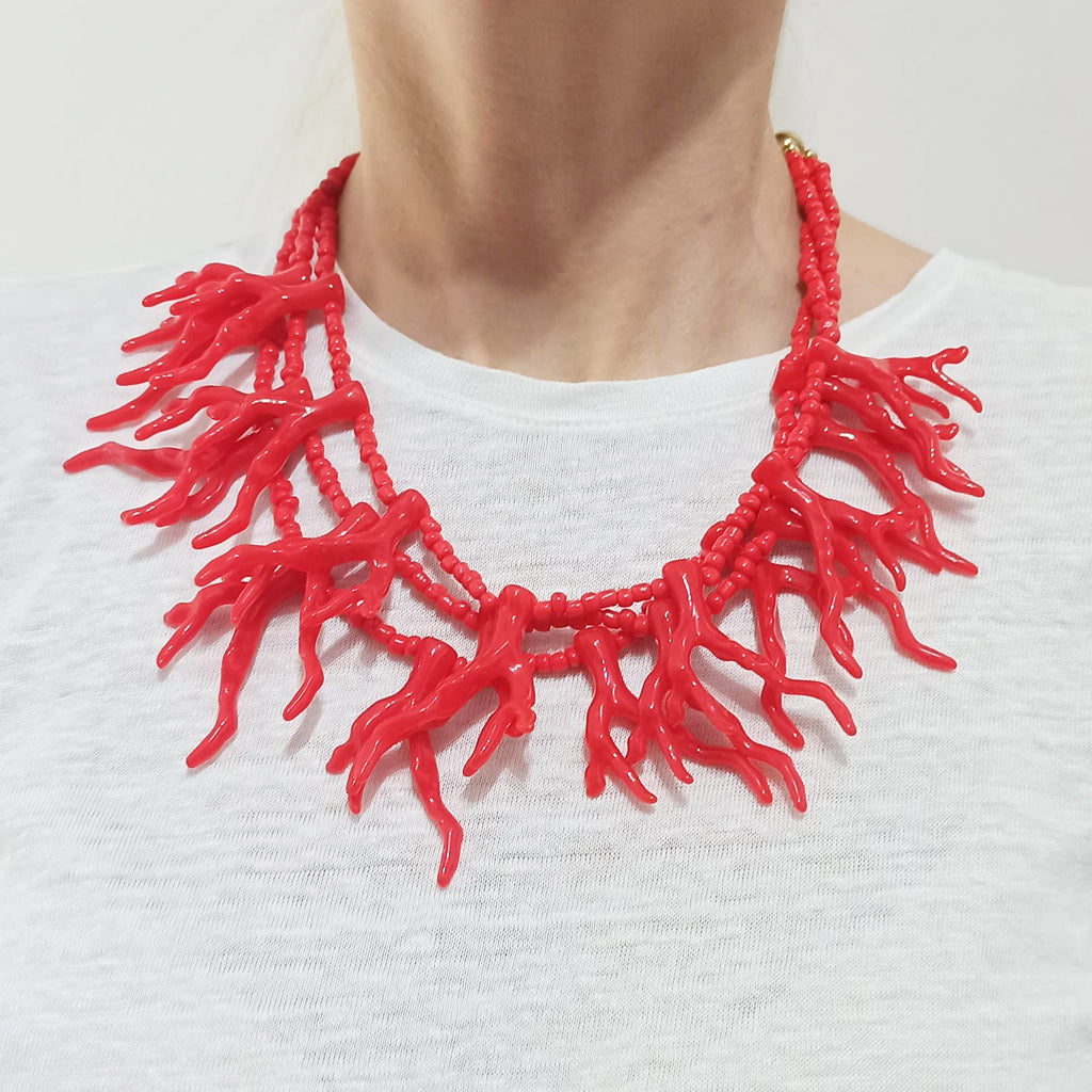 Collar Corto Triple · Coral Rojo