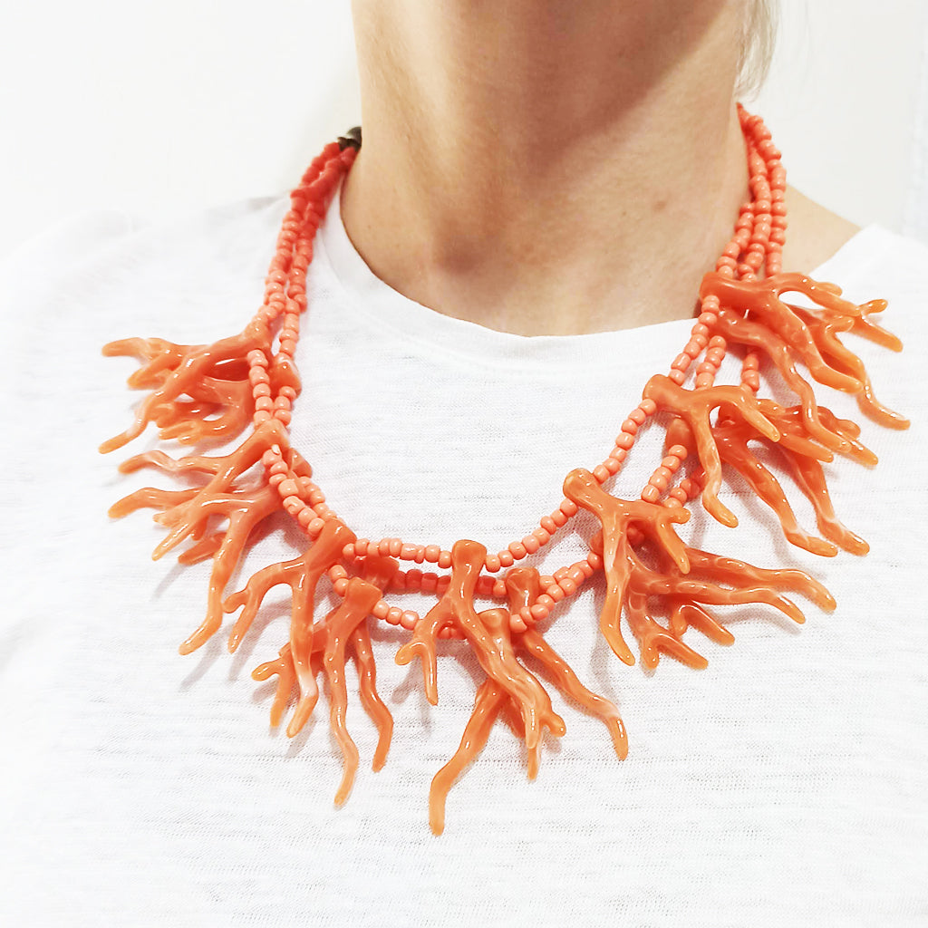 Collar Corto Triple · Coral Naranja