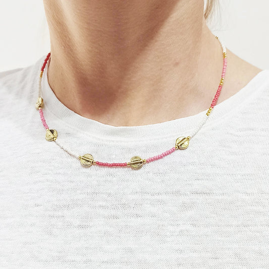 Collar de Cuentas con Moneditas doradas · Rosa Blanco