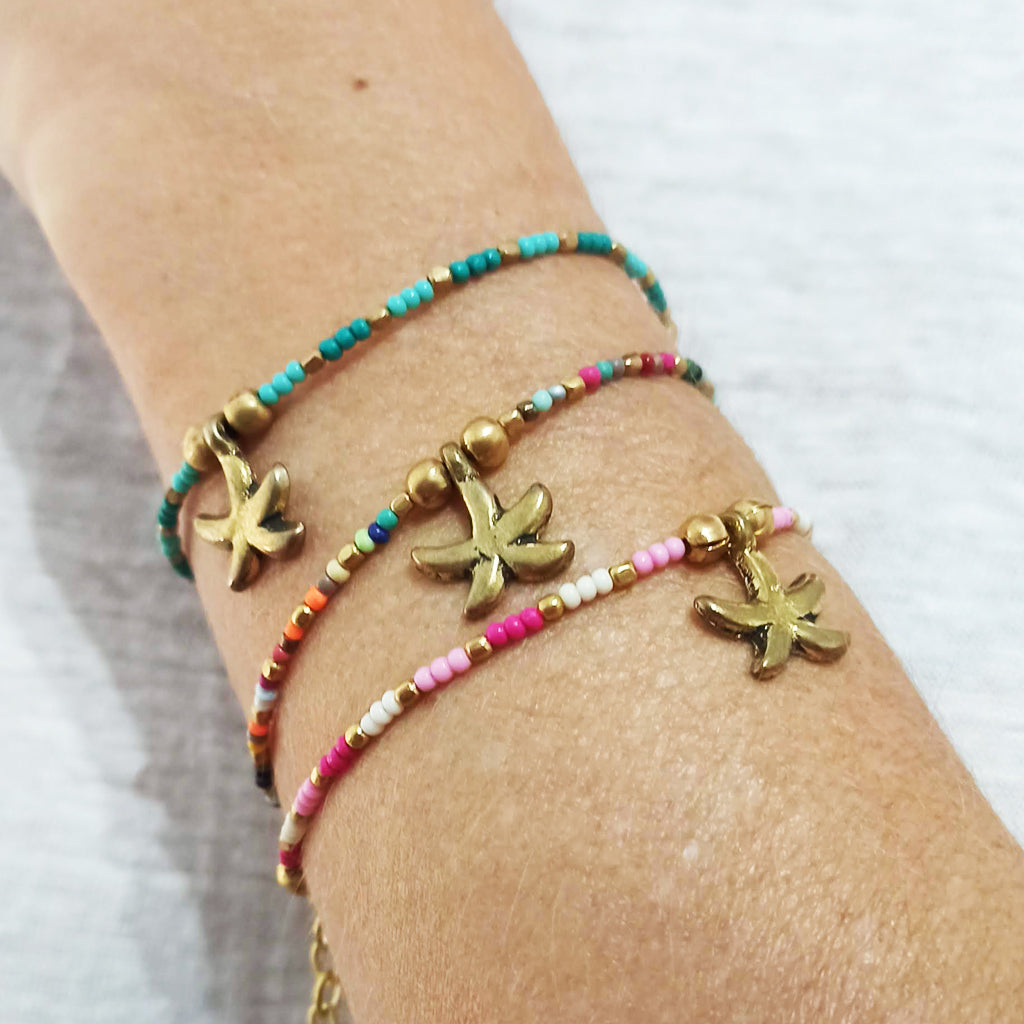 Pulsera Cuentas de Perlas con Colgante Estrella de Mar · Multicolor