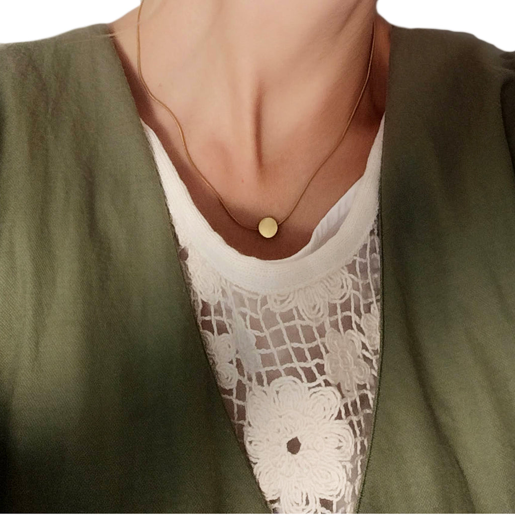 Collar Corto Dorado · Círculo