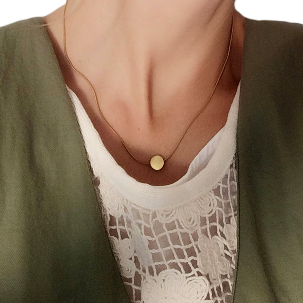 Collar Corto Dorado · Círculo