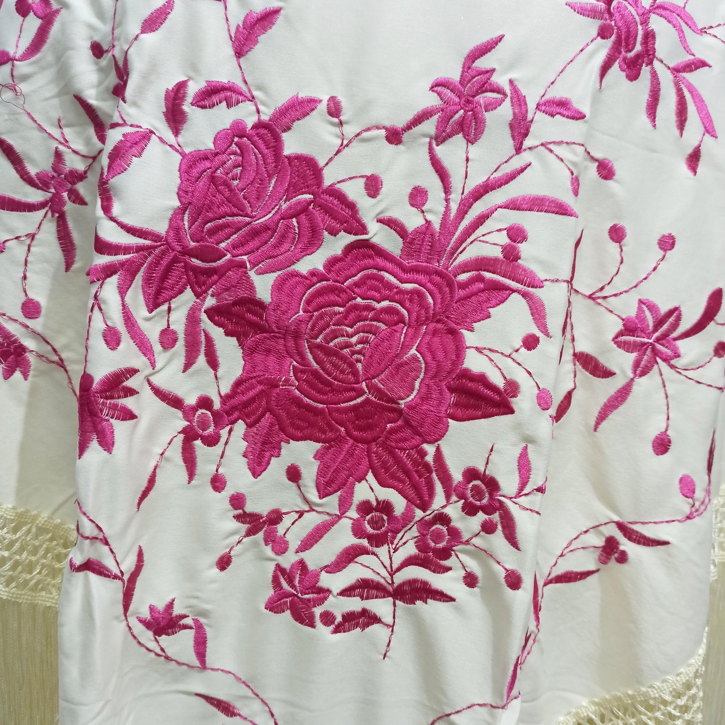 Mantón Flamenco Grande Bordado · Marfil Fucsia Floral (160 x 85cm)